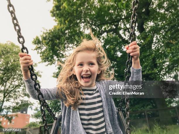 bambina oscillante - altalena foto e immagini stock