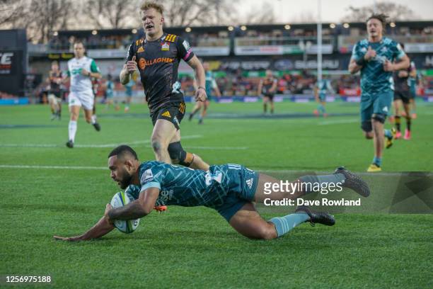 Jona Nareki of the Highlanders scores a try during the round 6 Super Rugby Aotearoa match between the Chiefs and the Highlanders at FMG Stadium...