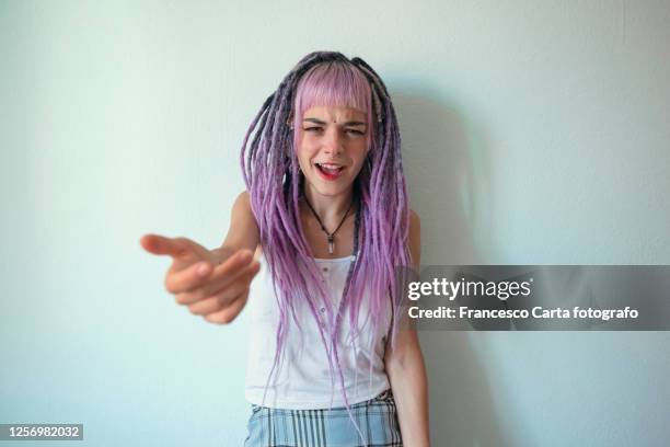 angry young woman - cabello morado fotografías e imágenes de stock