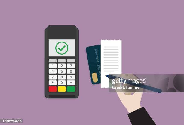geschäftsmann unterschreibt einen kreditkartenschein - credit card reader stock-grafiken, -clipart, -cartoons und -symbole