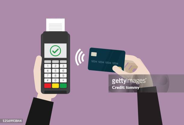 geschäftsmann verwendet eine kreditkarte für kontaktloses bezahlen - card reader stock-grafiken, -clipart, -cartoons und -symbole