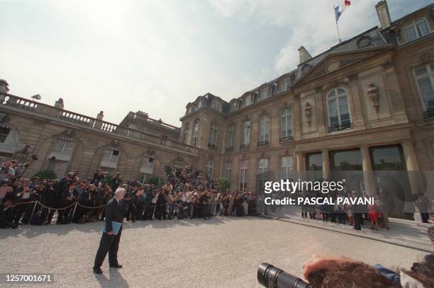 New French Prime Minister Lionel Jospin makes a sign to his ministers at the Elysee Palace after his first cabinet meeting chaired by Gaullist...