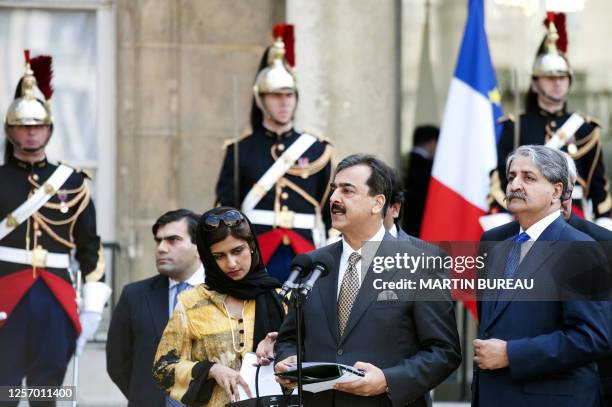 Pakistan's Prime Minister Yousuf Raza Gilani flanked by Pakistani Minister for Water and Power Syed Naveed Qamar and State Minister for Finance,...