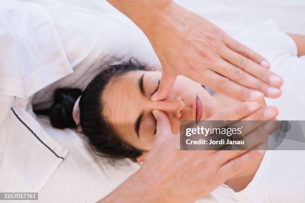 thai massage - shiatsu stock pictures, royalty-free photos & images