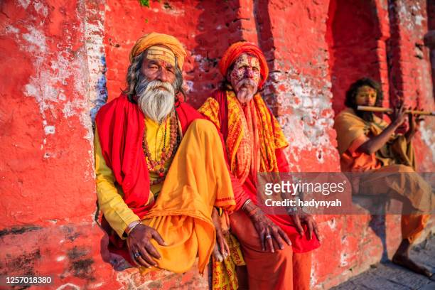 sadhu - saints indiens assis dans le temple - pashupatinath photos et images de collection