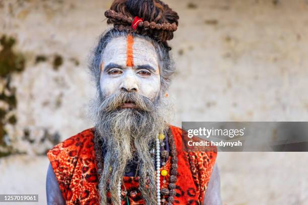 white sadhu - indian holyman sitting in the temple - guru imagens e fotografias de stock