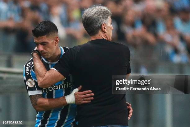 Luis Suarez and Renato Portaluppi of Gremio embrace during a Brasileirao match between Gremio and Internacional at Arena do Gremio on May 21, 2023 in...