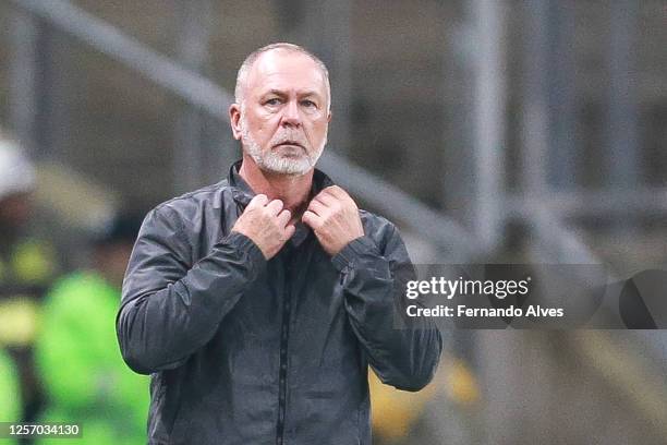 Mano Menezes coach of Internacional gestures during a Brasileirao match between Gremio and Internacional at Arena do Gremio on May 21, 2023 in Porto...