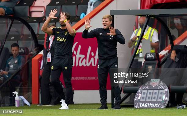 Eddie Howe, Manager of AFC Bournemouth gives his team instructions during the Premier League match between AFC Bournemouth and Southampton FC at...