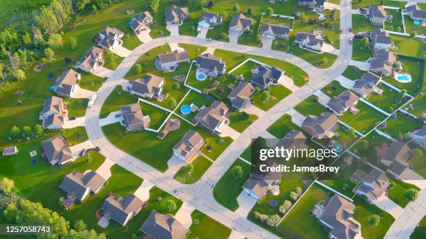 bairros idílicos, belas casas, vista aérea de verão - green bay wisconsin - fotografias e filmes do acervo