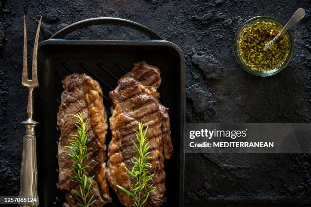 new york strip steak auch boneless top loin steak gegrillt auf grillpfanne - aberdeen angus stock-fotos und bilder