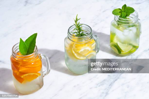 citrus infunderas vatten alkoholfri alkohol cocktails med apelsin, citron och lime - cocktails water bildbanksfoton och bilder