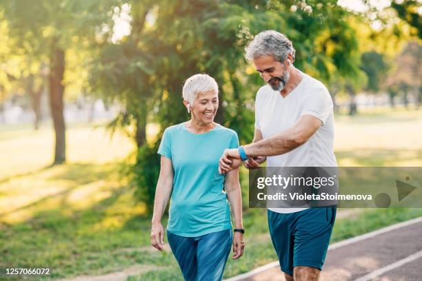 jogging sportif de couples - podomètre photos et images de collection