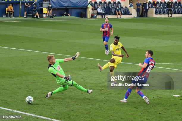 Andre-Frank Zambo Anguissa of Villarreal scores his team's first goal past Goalkeeper Yoel Rodriguez of Eibar during the Liga match between...