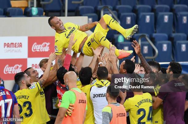 The players of Villarreal lift Santi Cazorla of Villarreal in the air after his last match for the club after the Liga match between Villarreal CF...