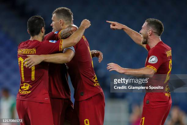 Leonardo Spinazzola of AS Roma celebrates with his teammates after scoring a goal during the Serie A match between AS Roma and FC Internazionale at...