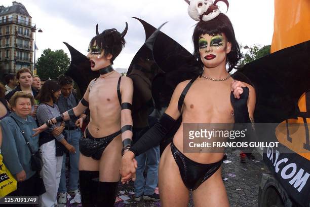 Des manifestants défilent, le 24 juin 2000 dans les rues de Paris, lors de la Gay Pride 2000, la désormais traditionnelle grande parade de la fierté...