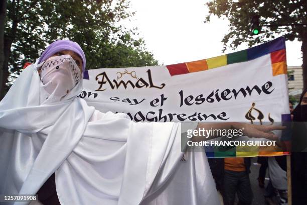 Une manifestante défile, le 24 juin 2000 dans les rues de Paris, lors de la Gay Pride 2000, la désormais traditionnelle grande parade de la fierté...