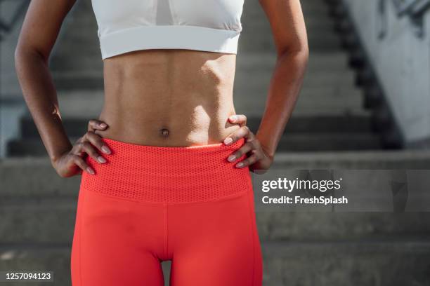 corpo della sportiva, un primo posto - muscolo addominale foto e immagini stock
