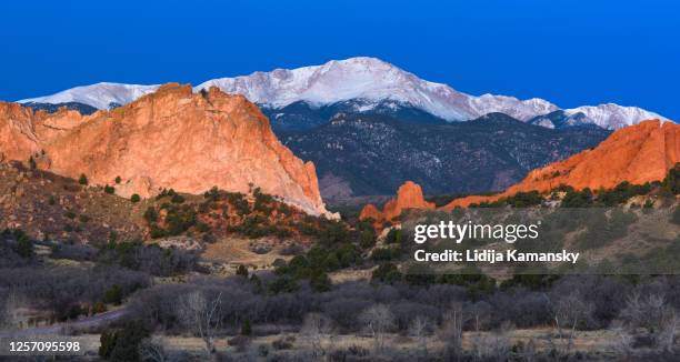 dawn at garden of the gods - pikes peak national forest stock pictures, royalty-free photos & images