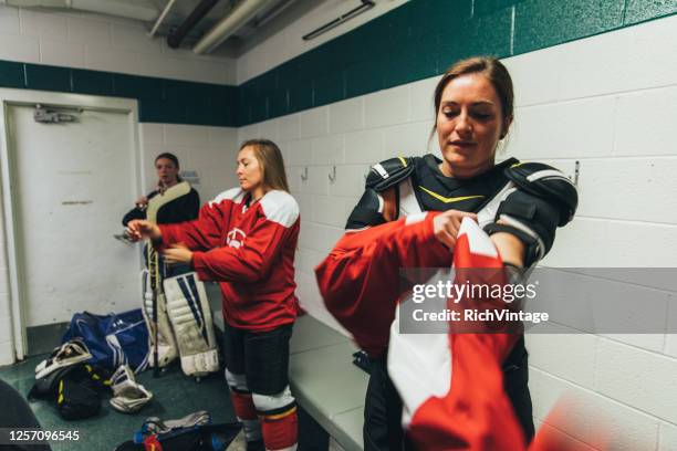 damen eishockey team pre game - goaltender ice hockey player stock-fotos und bilder