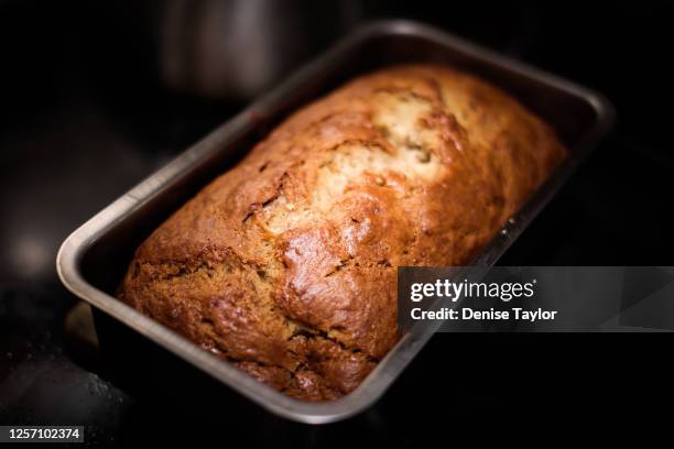 banana bread comfort food - banana loaf stock-fotos und bilder