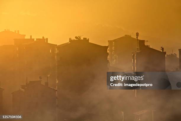 concepto de contaminación atmosférica ambiental de smog y paisaje urbano - contaminación del aire fotografías e imágenes de stock