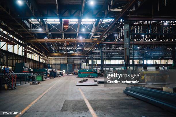 large industrial empty warehouse space - carpintaria imagens e fotografias de stock