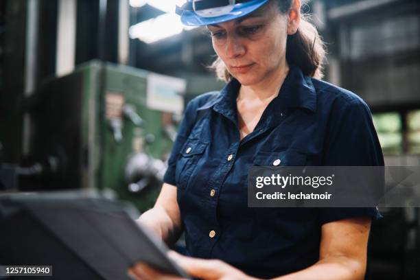 Woman Quality Control Ict Sector Photos and Premium High Res Pictures - Getty Images