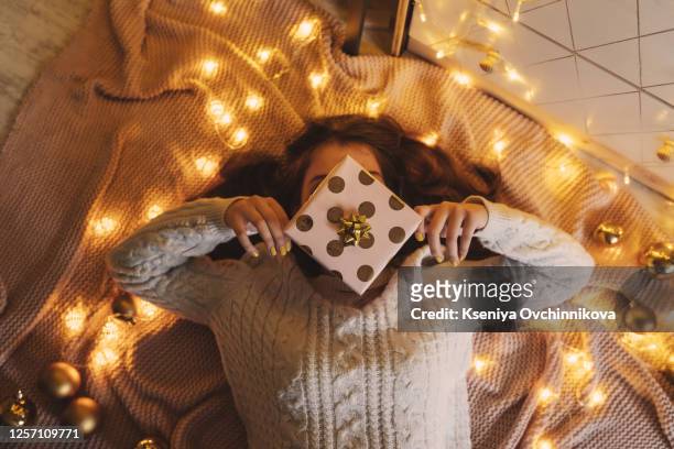 beautiful teen girl with gift - surprise gift stockfoto's en -beelden