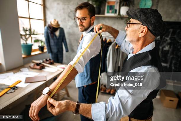 sur mesure de prise de mesures de son client - tailleur photos et images de collection