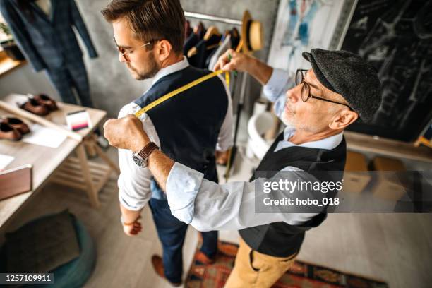 customer bei tailor workshop - schneider stock-fotos und bilder
