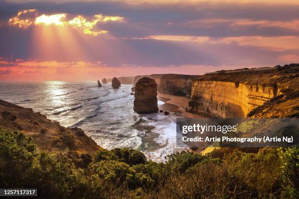 sunset at twelve apostles, port campbell national park, great ocean road, victoria, australia - the twelve apostles australische kalksteinfelsen stock-fotos und bilder