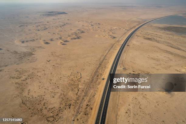 desert road - doha stock pictures, royalty-free photos & images