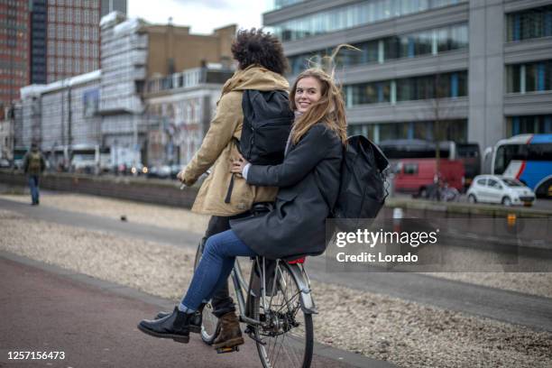 multiethnische studenten gehen zu sprachkursen in den niederlanden - delft stock-fotos und bilder