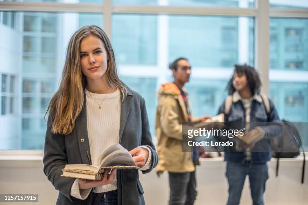 bellissima studentessa universitaria nel campus - cultura olandese foto e immagini stock