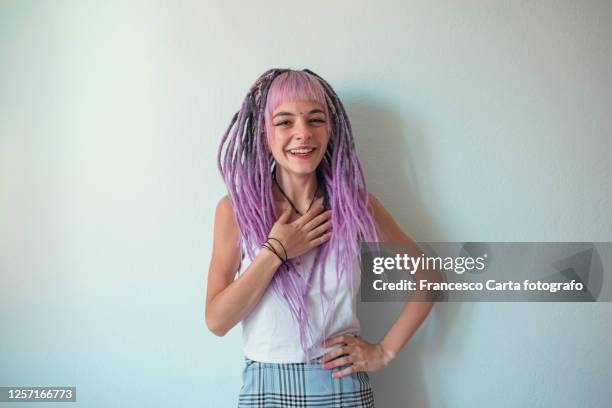 emotion - cabello morado fotografías e imágenes de stock