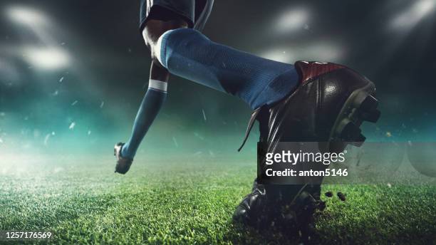 nahaufnahme fußball oder fußballer im stadion in taschenlampen - bewegung, aktion, aktivitätskonzept - scoring a goal stock-fotos und bilder