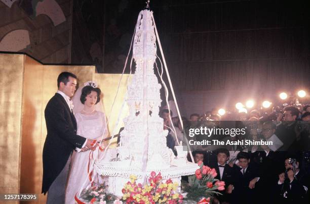 Shigeo Nagashima of the Yomiuri Giants and Akiko Nishimura are seen during their wedding on January 26, 1965 in Tokyo, Japan.