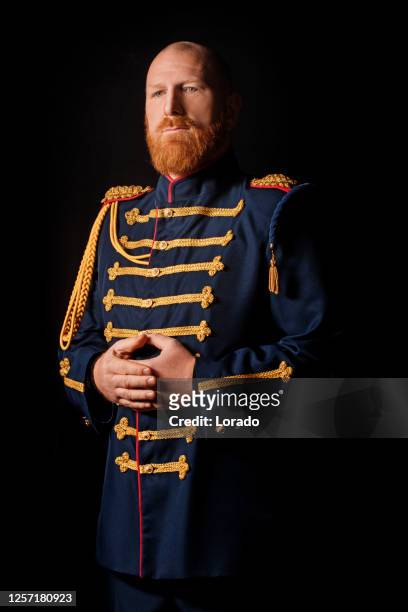 historischer soldat im studio-shooting - könig königliche persönlichkeit stock-fotos und bilder