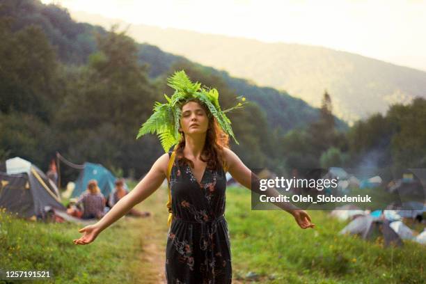 frau mit farnkranz steht auf wiese in den bergen - fashion archive mellow yellow stock-fotos und bilder