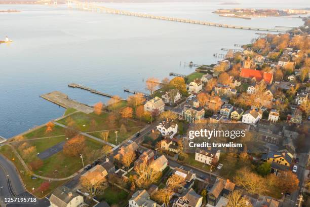 drohnen-luftaufnahme von newport phode island alte tradition gebäude mit ozean und yatch hafen mit straße sommersaison - jamestown stock-fotos und bilder