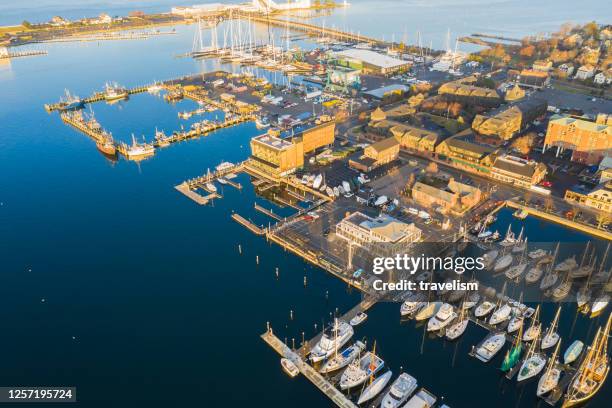 drone luchtmening van newport phode eiland oude traditie gebouw met oceaan en yatch haven met straat zomerseizoen - williamsburg virginia stockfoto's en -beelden