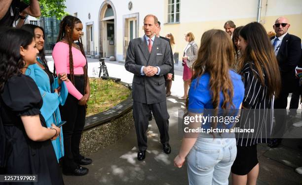 Prince Edward, Duke of Edinburgh, visits the Schule am Schillerpark in Berlin-Wedding, which offers the Duke of Edinburgh's International Award...