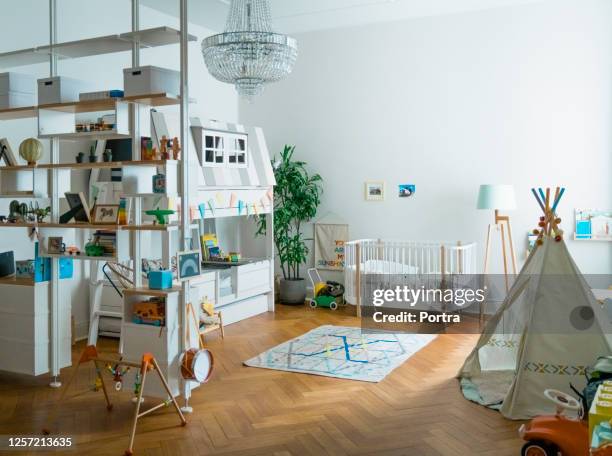 innenbereich des spielzimmers zu hause - kinderzimmer stock-fotos und bilder