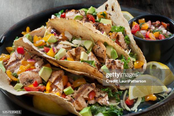 tacos al salmone alla griglia con salsa fresca di avocado e coleslaw di cavolo - bbq avocado foto e immagini stock