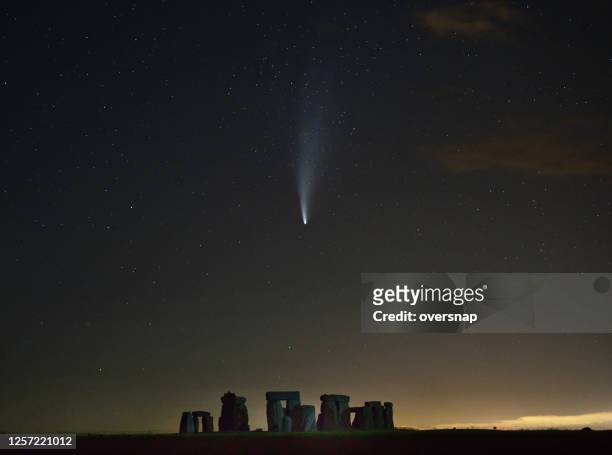 komeet neowise & stonehenge - stone circle stockfoto's en -beelden