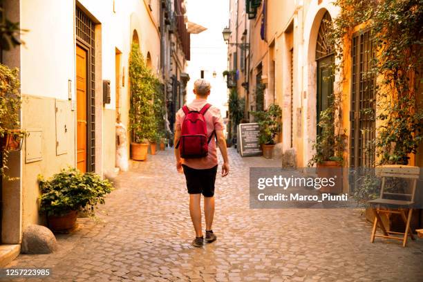 männer tourist wandern in rom stadtzentrum - trastevere stock-fotos und bilder