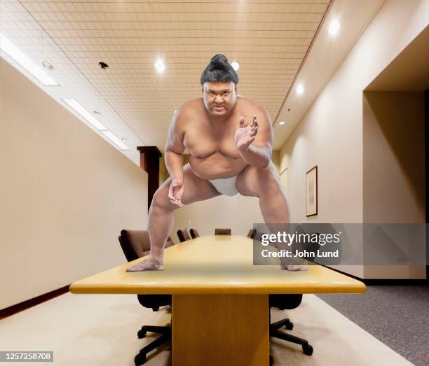 sumo wrestler boardroom challenge - american sumo stock-fotos und bilder