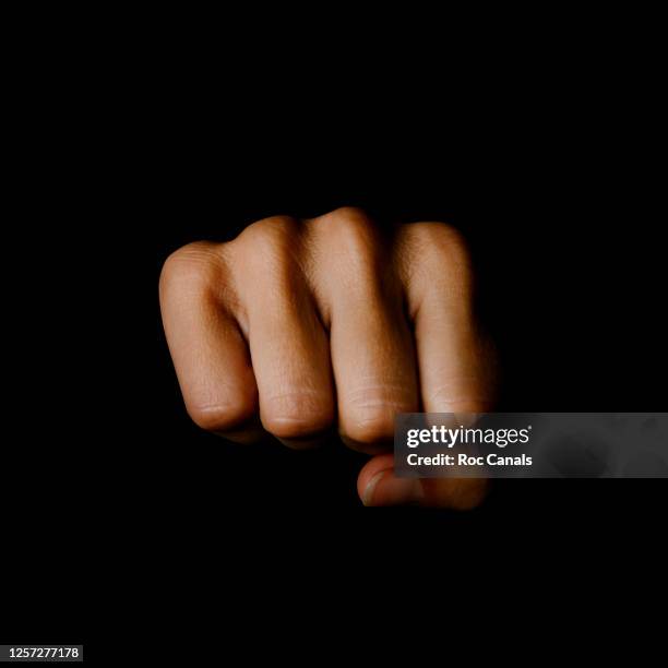 white fist - puñetazo fotografías e imágenes de stock